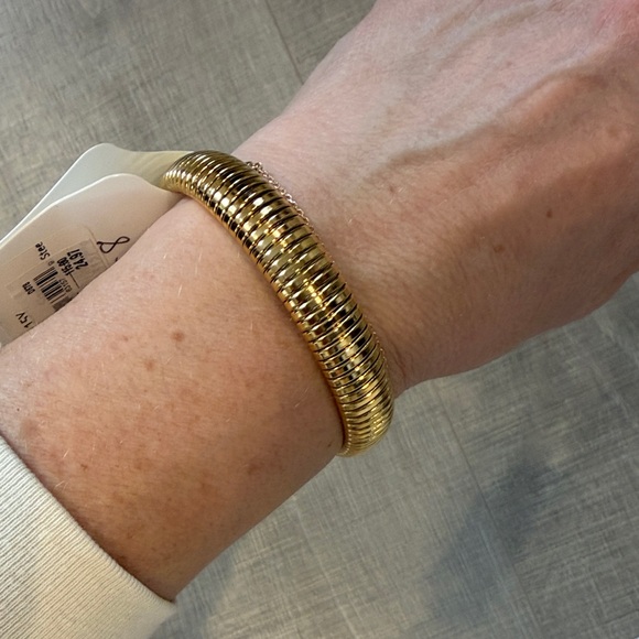 Elastic Ribbed Gold Bracelet - Picture 3 of 4